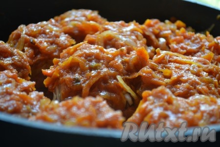 Поверх шариков выложить оставшуюся заправку (которую мы откладывали в миску), влить стакан воды, накрыть ленивые голубцы крышкой и тушить 20-25 минут на маленьком огне.
