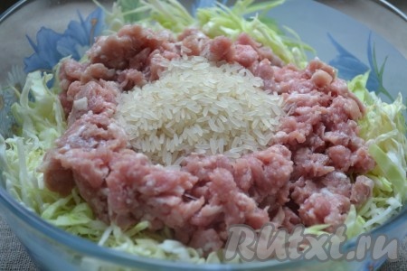 К фаршу добавить промытый рис и капусту.
