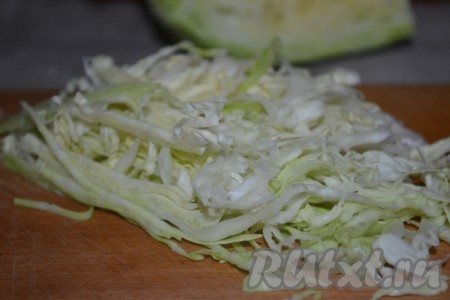 Свежую капуста, нашинковав тонкой соломкой, слегка помять руками и посолить.
