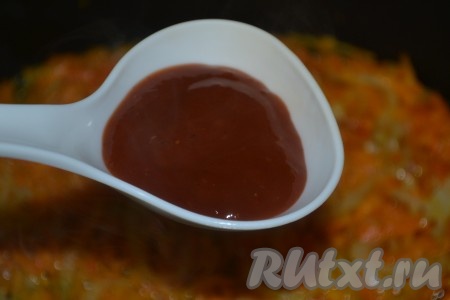 К обжаренным овощам выложить измельченный чеснок и соус "5 овощей" (можно использовать томатную пасту, добавив в неё по вкусу любимые специи, соль и немножко сахара), перемешать и убрать овощную заправку с огня.
