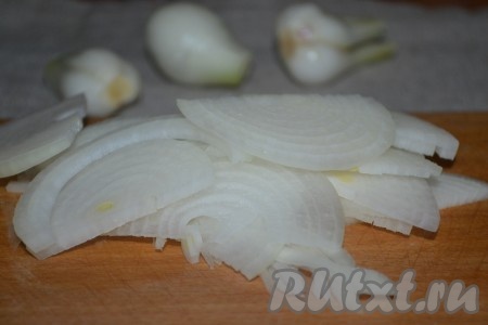 К натёртой моркови добавить очищенный лук, нарезанный полукольцами, и обжарить овощи на сковороде на разогретом растительном масле до мягкости.
