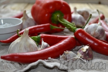 Подготовить все необходимые продукты для приготовления закуски из острого перца на зиму. Поскольку в состав блюда входит острый перец чили, советую надеть резиновые перчатки.
