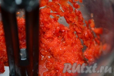 Выложить перцы в чашу блендера и измельчить до получения однородной массы.
