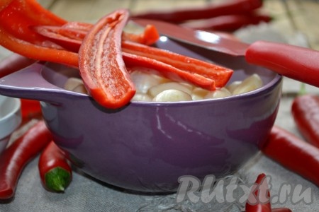 Болгарский перец и острый перец чили вымыть, очистить от плодоножек, перегородочек и семян.
