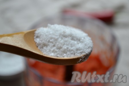 Добавить в получившуюся острую закуску соль и очень хорошо перемешать.
