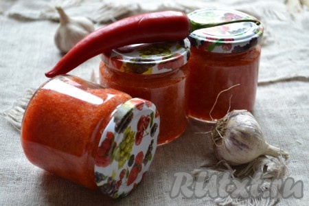 Разложить&nbsp;закуску из острого перца по простерилизованным баночкам, закрыть крышками и отправить на хранение до зимы в прохладное место.
