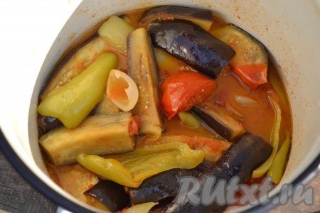 Накрыть кастрюлю с овощами крышкой и отправить на слабый огонь. Кипятить минут 40, периодически помешивая.
