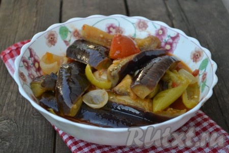 По истечении времени разложить салат "Десяточка" по стерилизованным банкам, закатать крышками.