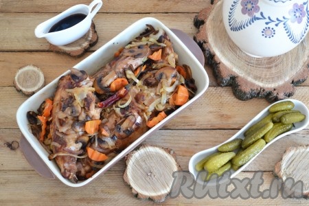 В форму для запекания выкладываем часть грибов с овощами, затем - обжаренные куски мяса, а сверху - оставшиеся грибы с овощами. Вливаем 2/3 стакана воды. По желанию, для пикантной нотки, добавляем острый перец.
