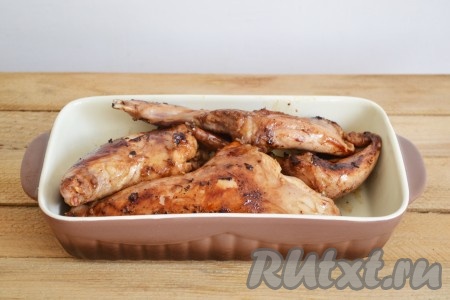 Замаринованные кусочки кролика обжариваем на хорошо разогретой сковороде с небольшим количеством масла с двух сторон (примерно по 2-3 минуты с каждой стороны). Должна образоваться поджаристая, красивая корочка.