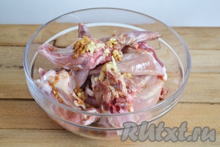 Добавляем к кусочкам кролика измельченный чеснок вместе с соевым соусом, перемешиваем и оставляем на 30 минут. Затем солим (только не пересолите, так как соевый соус достаточно соленый).
