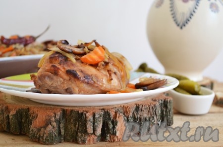 Сочное, вкусное мясо кролика с грибами достаём из духовки и подаём к столу в горячем виде.
