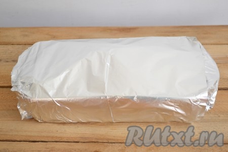 Плотно заворачиваем форму с кроликом и грибами в фольгу и отправляем в разогретую духовку на 1 час при температуре 180-200 градусов.
