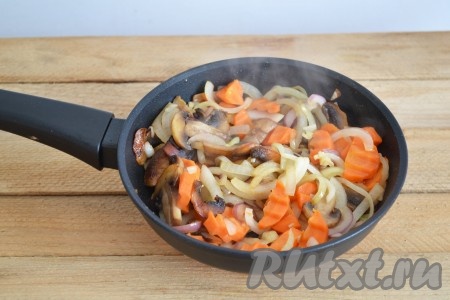 И, помешивая периодически, обжариваем до мягкости и прозрачности лука. Добавляем щепотку соли.
