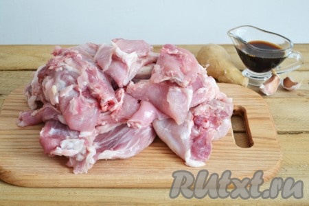 Тушку кролика разделяем на порционные кусочки. 