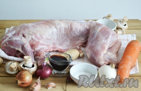 Подготовим все необходимые ингредиенты для приготовления кролика с грибами в духовке.