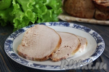 Нарезать охлаждённую сочную, вкусную буженину из свинины, приготовленную в мультиварке, на тонкие ломтики и подать к столу.
