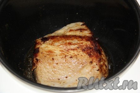 На режиме "Жарка" обжарить свинину со всех сторон до золотистого цвета. Я обжариваю при открытой крышке в течение 7-10 минут.
