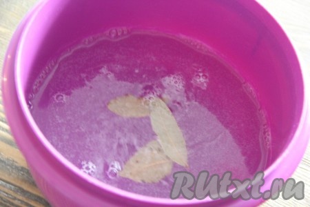 Залить соль водой и перемешать до полного растворения соли.