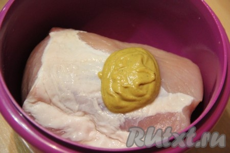 Затем вынуть свинину из рассола и обсушить бумажным полотенцем. Добавить к мясу горчицу.