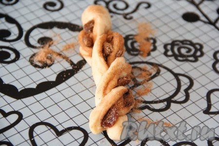  Свернуть две части теста в жгутик.