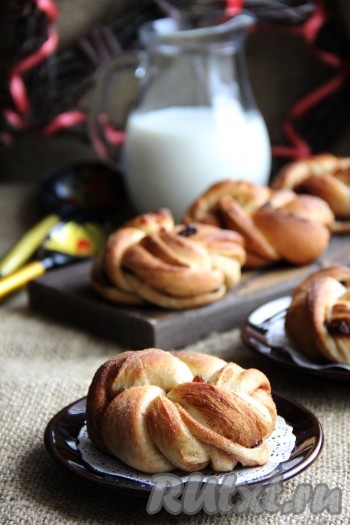 Слегка остудить аппетитные, наивкуснейшие&nbsp;булочки с изюмом и корицей, затем переложить на тарелку и подать к столу.&nbsp;
