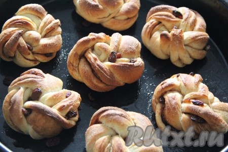 Подошедшие булочки отправить примерно на 25-30 минут в духовку, разогретую до 200 градусов. Выпечка должна приобрести красивый золотистый цвет.
