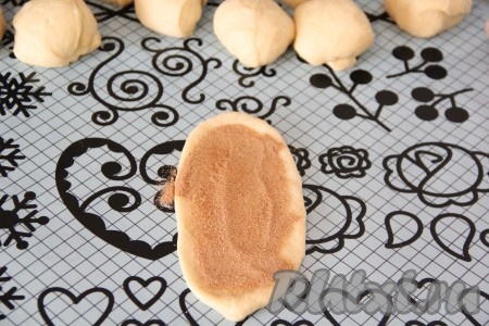 Присыпать каждую часть теста смесью сахара и корицы.