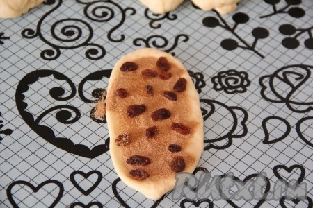  Затем выложить изюм.