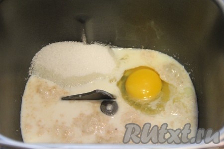 Всыпать сахар в ведёрко хлебопечки.
