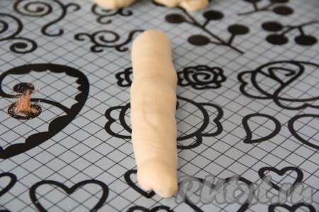 Скрутить тесто в длинный рулетик.