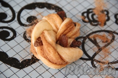 Затем сформировать из теста бублик, скрепив края.
