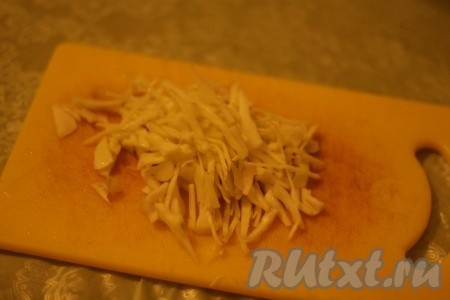 Белокочанную капусту мелко нашинковать. 