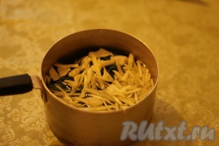 Отварить вместе с брокколи в течение 10 минут.