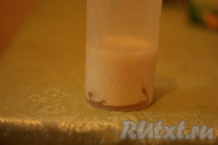 Процедить. Оставить отвар. Отмеряем жидкость. Для этого берем мерный стаканчик, в него разбиваем яйцо (у меня получилось 50 мл), значит жидкости нам нужно также 50 мл (я беру 25 мл молока и 25 мл отвара).