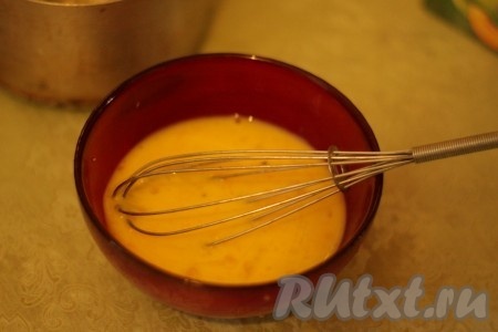 Вылить содержимое мерного стаканчика в миску, добавить соль, перец и тертый чеснок. Слегка взбить венчиком.
