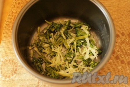 В форму от мультиварки выложить отваренные белокочанную капусту и брокколи, залить яичной смесью. Поставить наше блюдо в мультиварку, включить режим «Выпечка» на 20-25 минут.
