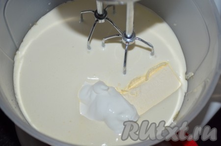 Затем добавить размягченное сливочное масло и сметану, взбить.
