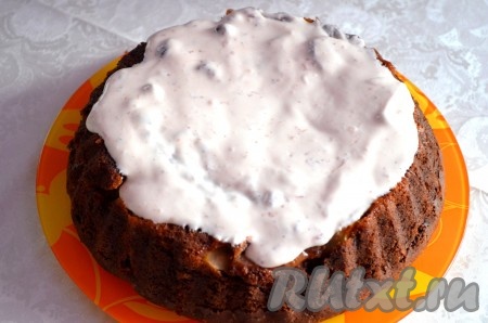 Покрыть слегка теплый яблочно-шоколадный пирог сметанным кремом. И украсить по желанию.
