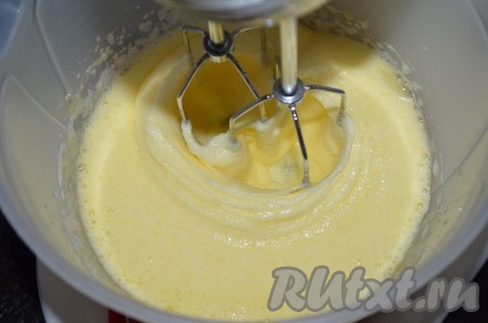 Яйца взбить с сахаром в течение 5 минут.