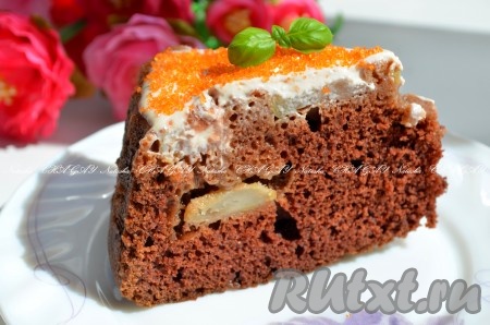 Нарезать шоколадный пирог с яблоками на кусочки и приглашать к столу. Выпечка получается очень вкусной, обязательно приготовьте!