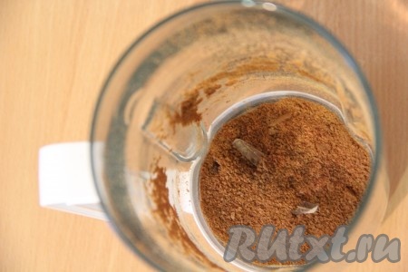  Обрезки теста выложить в чашу блендера и измельчить в крошку.