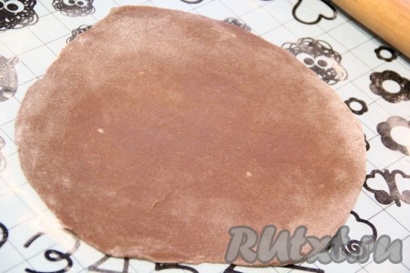  Каждую часть теста тонко раскатать скалкой в круг, на припылённой мукой поверхности.