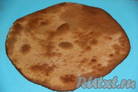 Выпекать каждый корж шоколадного медовика в разогретой духовке при температуре 180 градусов примерно 5-7 минут. Готовый корж переложить на стол и обрезать края коржа по тарелке или по круглой форме. Обрезки теста отложить в сторону, они нам потребуются для посыпки.
