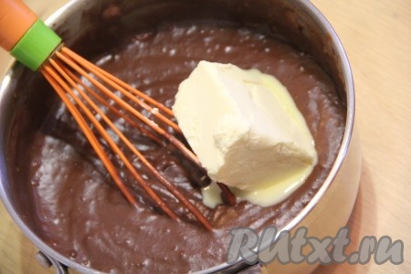 В горячий крем добавить мягкое сливочное масло.