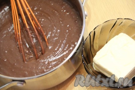 Поставить кастрюльку на огонь и при постоянном помешивании довести крем до кипения. Варить крем на медленном огне, не прекращая перемешивать, минут 5-6. Заварной шоколадный крем должен загустеть. Снять с огня.