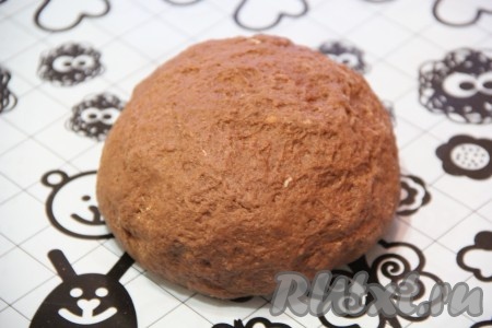 Продолжая постепенно подсыпать муку, замесить мягкое, не липнущее к рукам тесто. Выложить тесто на силиконовый коврик и хорошенечко его вымесить.
