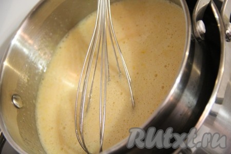 Взять кастрюлю большего диаметра, влить в неё горячую воду, поверх неё поставить кастрюльку с маслом, мёдом и яйцами так, чтобы дно верхней кастрюльки было в воде, но при этом не касалось дна большей кастрюли (то есть мы поставили кастрюльку с медово-яично-масляной массой на водяную баню), отправить на средний огонь. Периодически перемешивая венчиком, довести медово-яично-масляную смесь до полного растапливания масла и однородности.