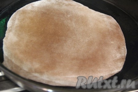 Переложить корж на противень, смазанный растительным маслом.