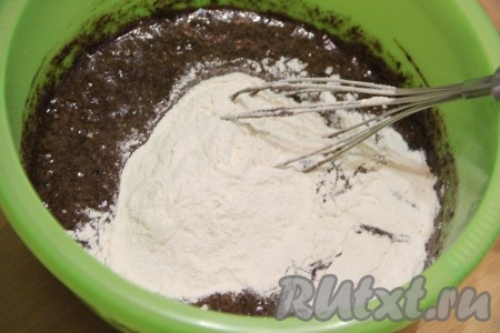 Начать постепенно всыпать просеянную муку. Сначала перемешивать венчиком, затем тесто начнёт собираться в ком.